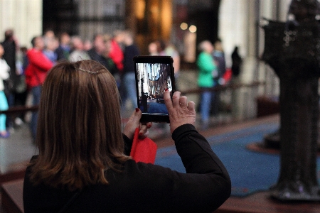 Photo Femme foule tablette lieux d'intérêt
