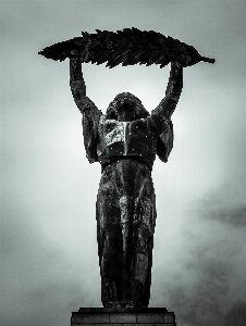 Foto Awan hitam dan putih
 monumen patung