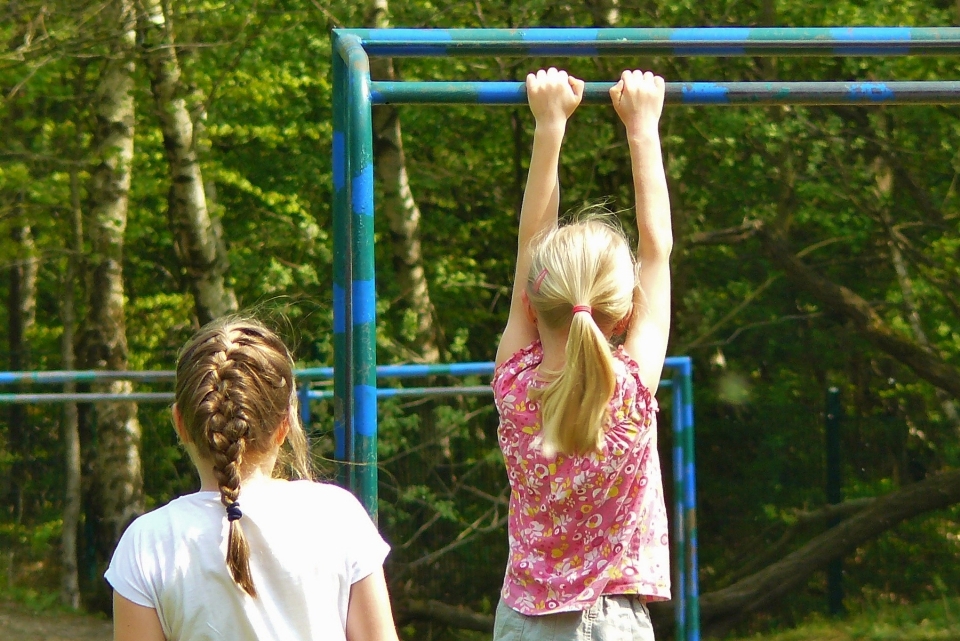 Ragazza giocare primavera bambino