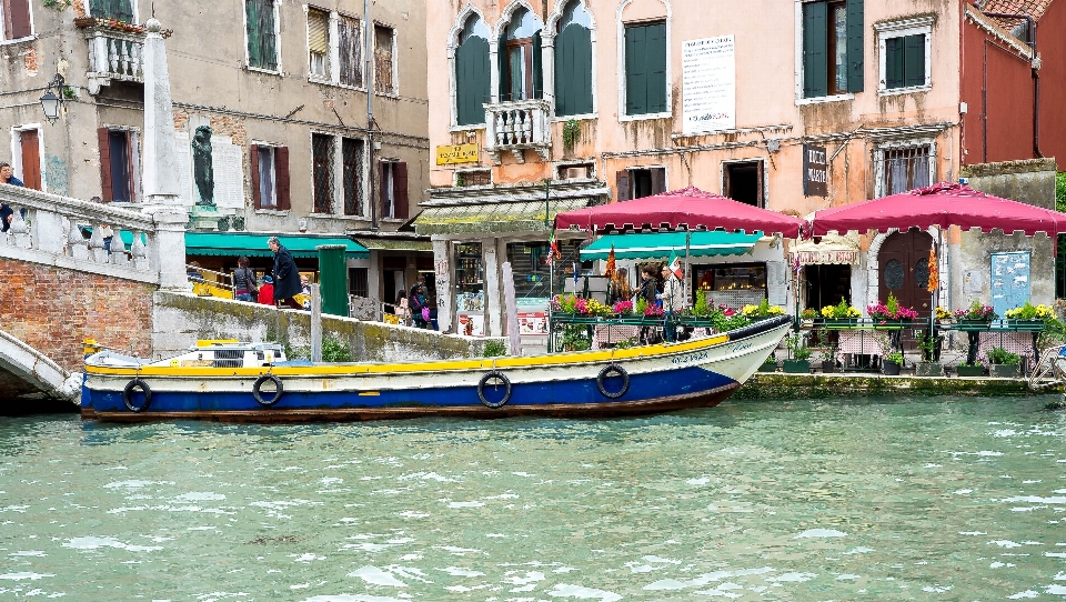 Acqua barca città canale
