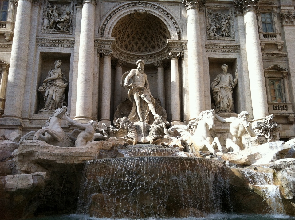 Palacio estatua antiguo fuente de trevi
