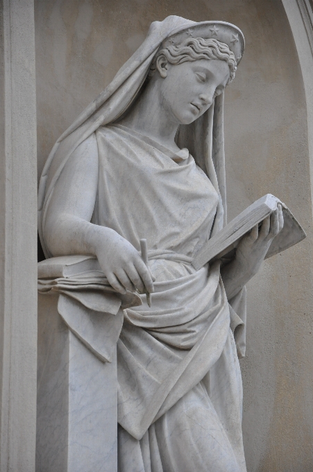 Architettura donna monumento statua