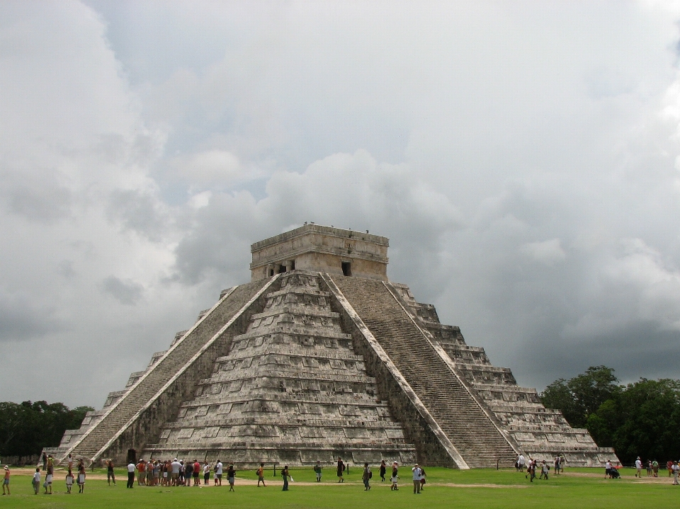 Monumento pirâmide marco têmpora