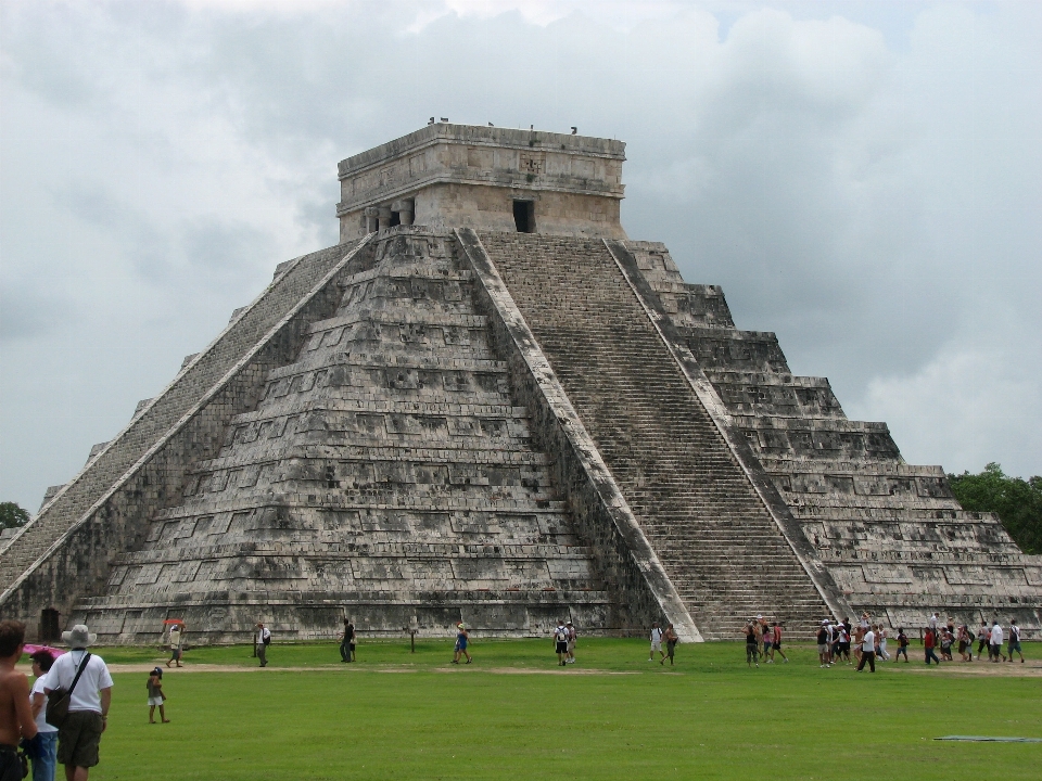 Structure monument pyramide repère