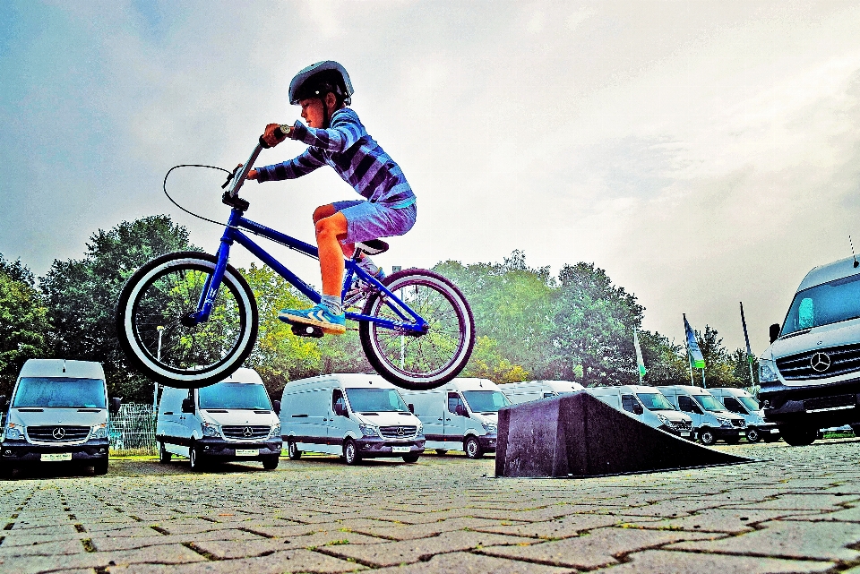 Ragazzo bicicletta veicolo azione