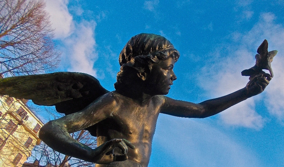 Monumen kontemplasi
 patung langit biru
