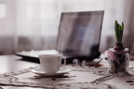 Laptop table coffee blur Photo