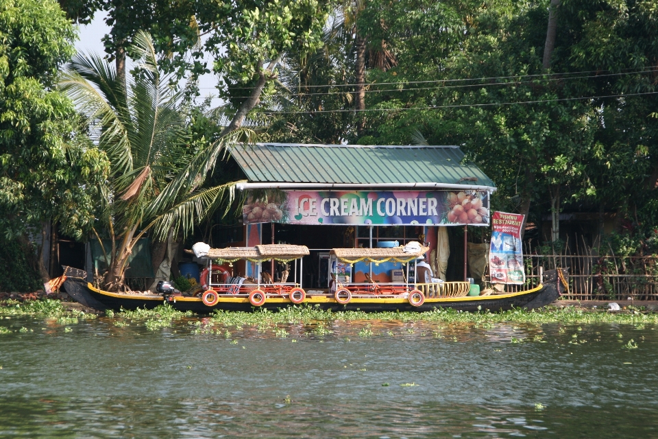 Bote río canoa aldea