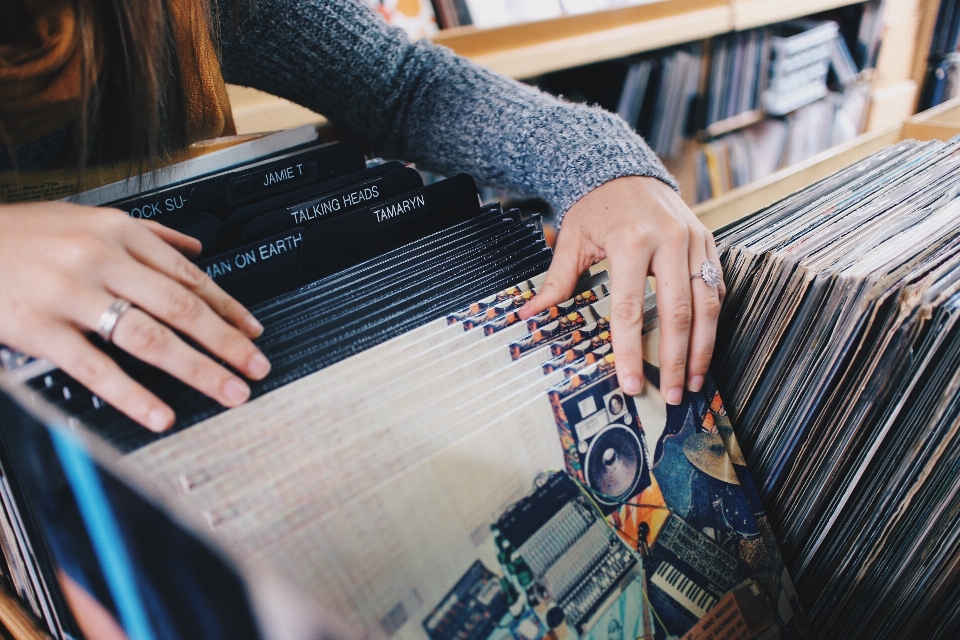 Escribiendo persona música mujer