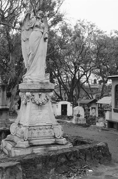 Preto e branco
 monumento estátua cemitério