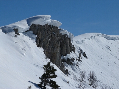 Foto Paesaggio montagna nevicare inverno