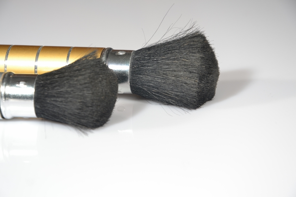 Pencil brush tool powder