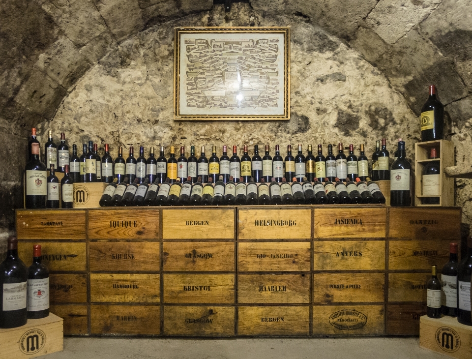 Vin grotte mur de pierre
 bouteilles