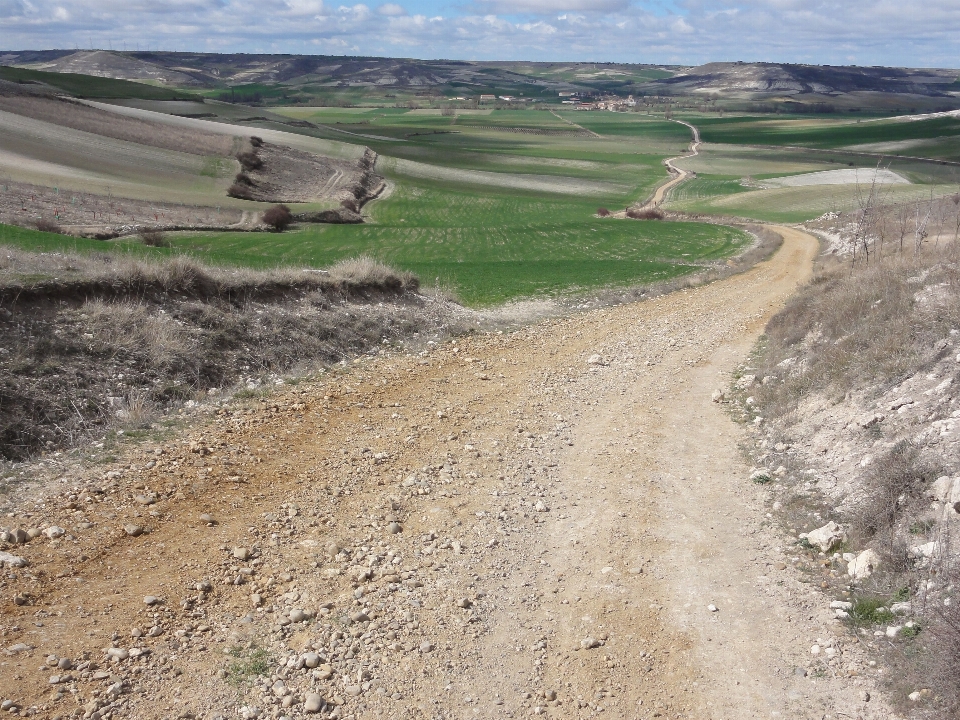 Route piste colline vallée