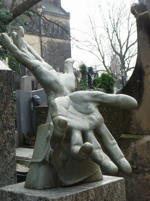 Monumen patung kuburan peringatan