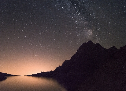 Foto Bayangan hitam gunung langit malam