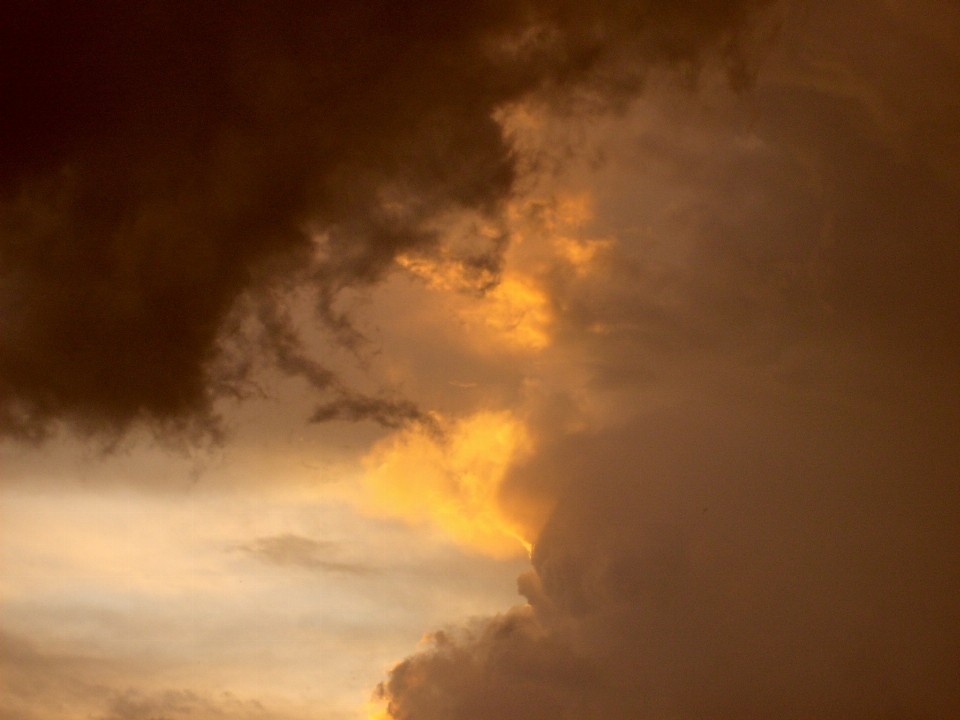 Awan langit matahari terbenam sinar