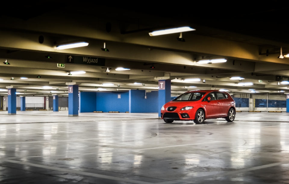 Voiture siège bâtiment parking