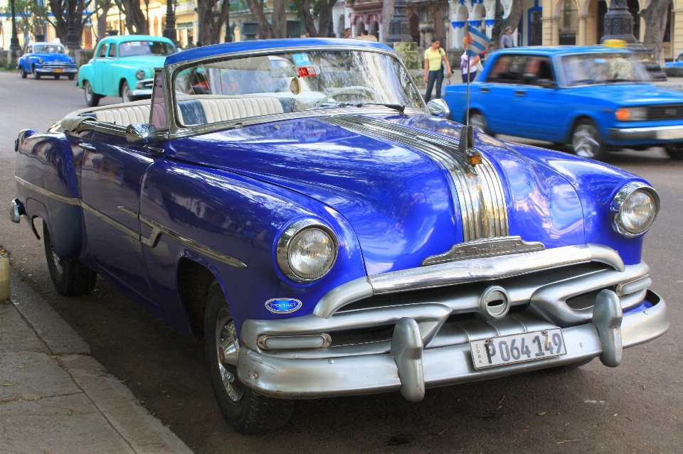 Mobil tua kendaraan biru