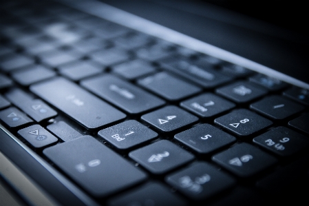 Foto Computador portátil preto e branco
 teclado