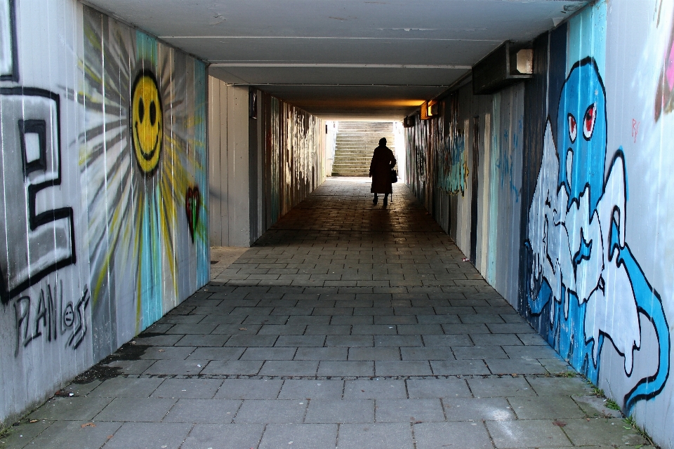 Person straße gasse wand