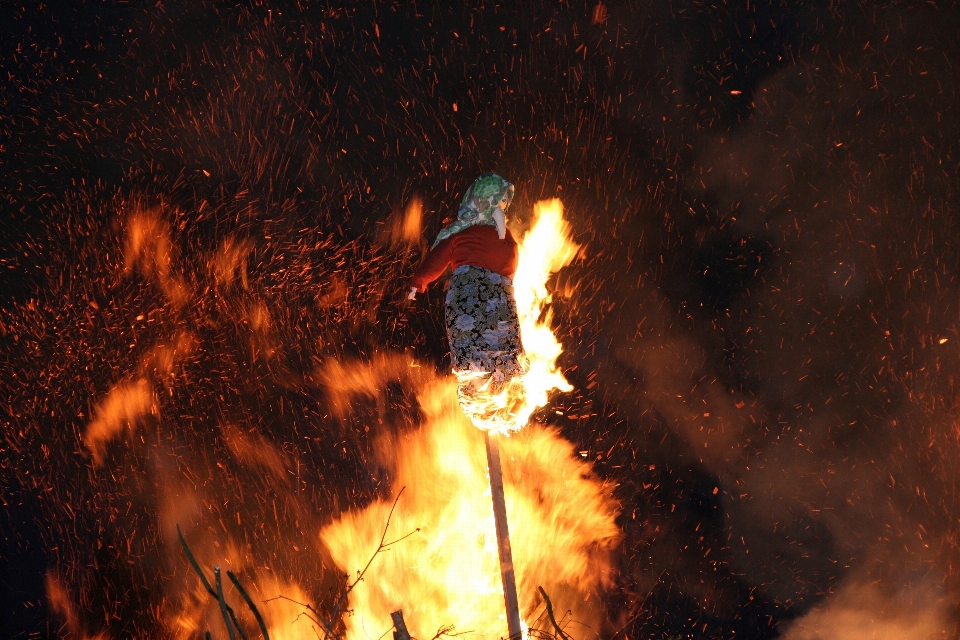 Flamme feu de camp explosion