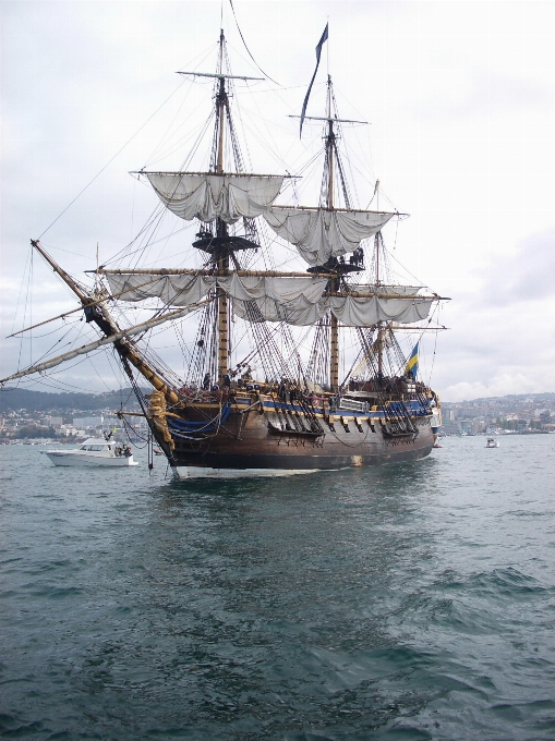 Mar barco enviar veículo