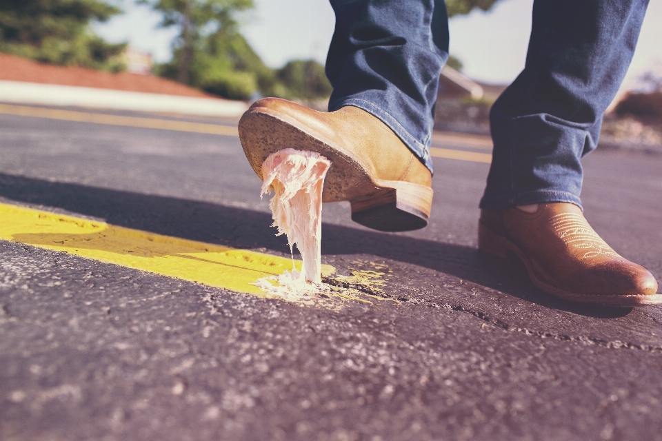 Homme personne chaussure rue