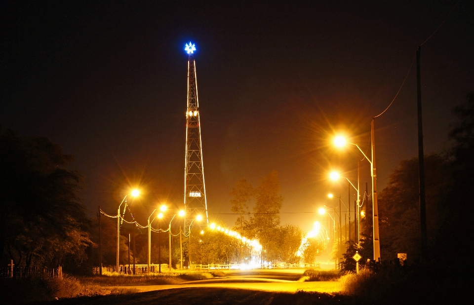 Luz noite cidade iluminação pública
