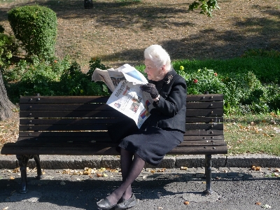 Zdjęcie Czytać osoba gazeta posiedzenie