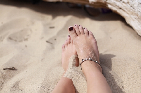 Hand strand sand mädchen Foto