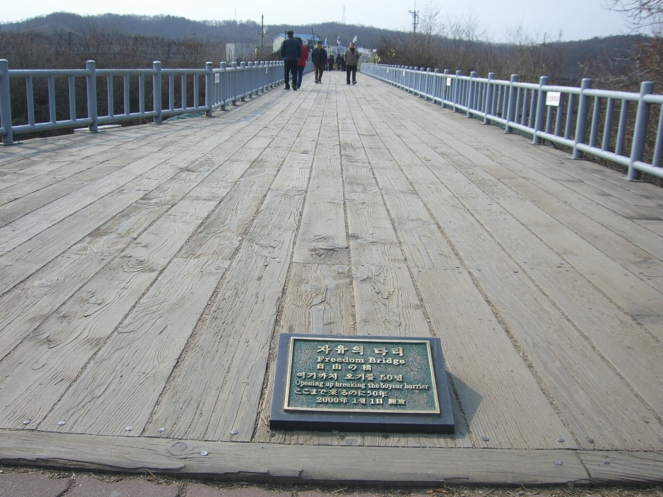 Paseo marítimo madera puente acera
