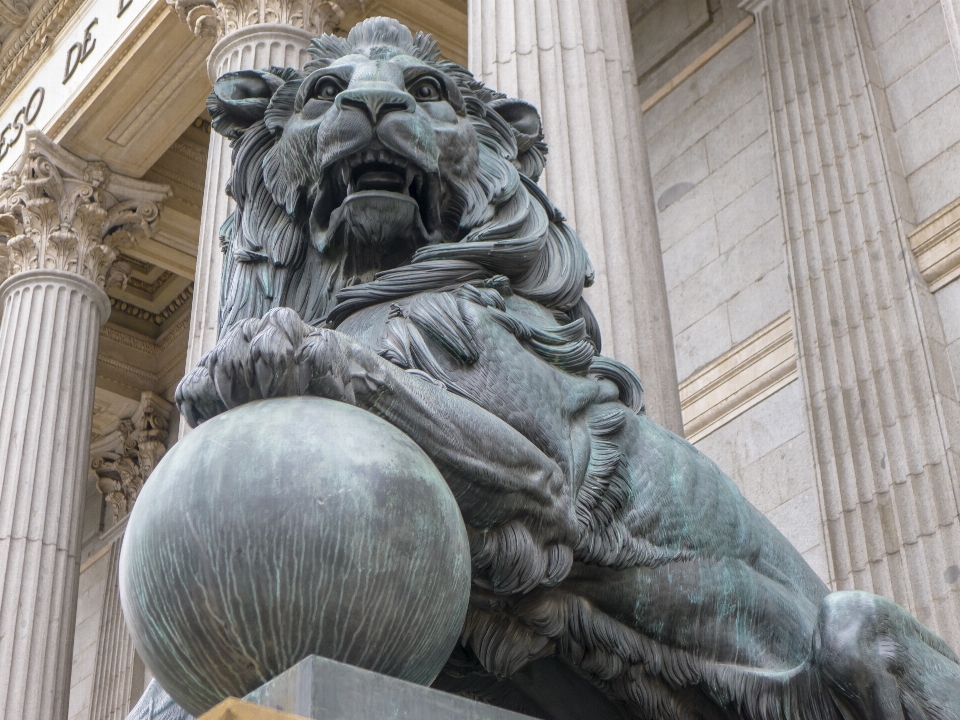 Monumento statua doccione scultura