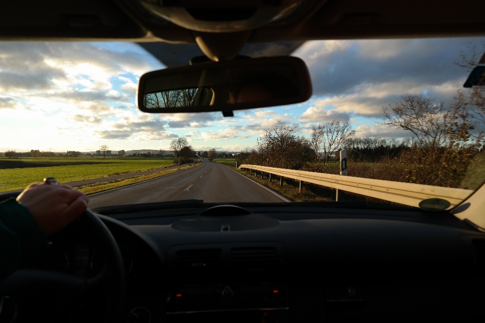 Mano paesaggio strada auto