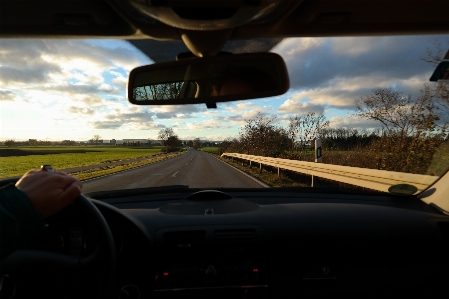 手 風景 道 車 写真