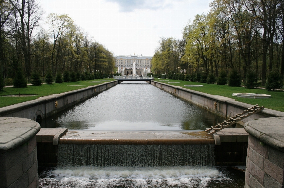 Agua río canal
 pasarela