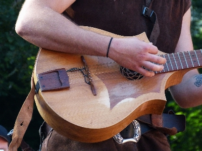 Foto Tangan pria musik gitar