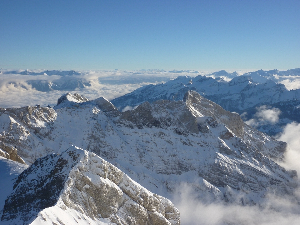 Montagna nevicare inverno avventura