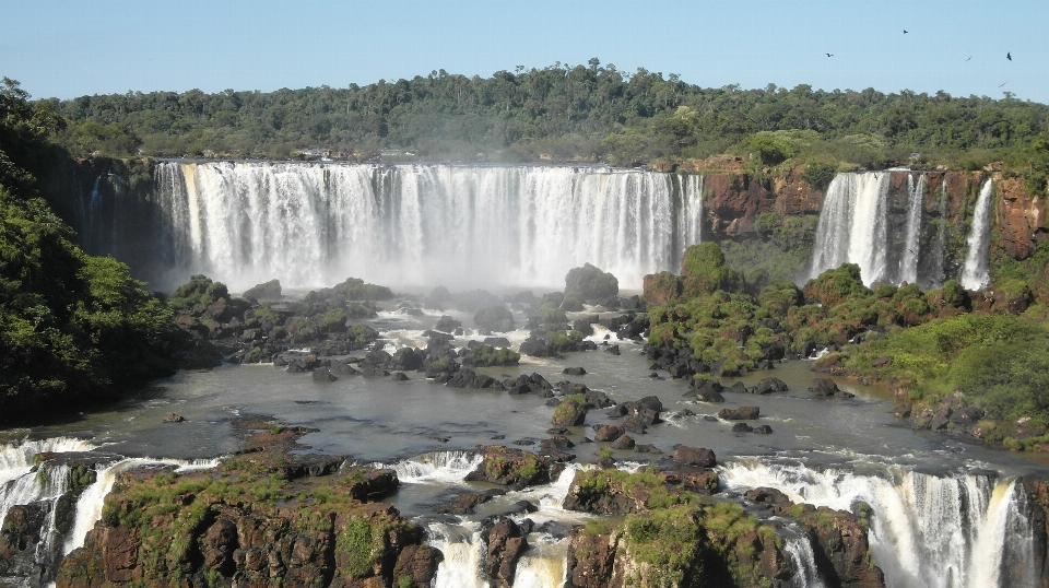 Agua cascada salvaje rociar