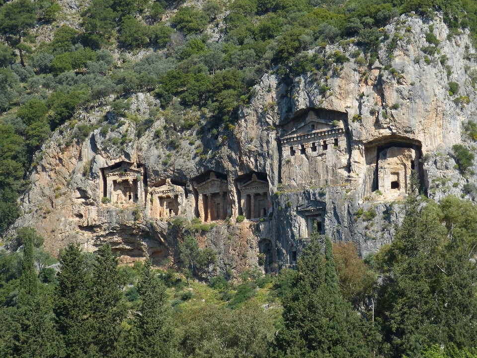 Montagna edificio villaggio grotta