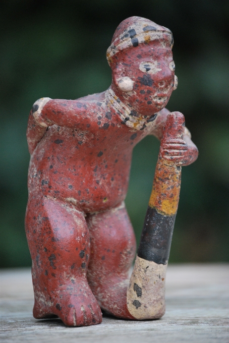 Monumen patung merah keramik
