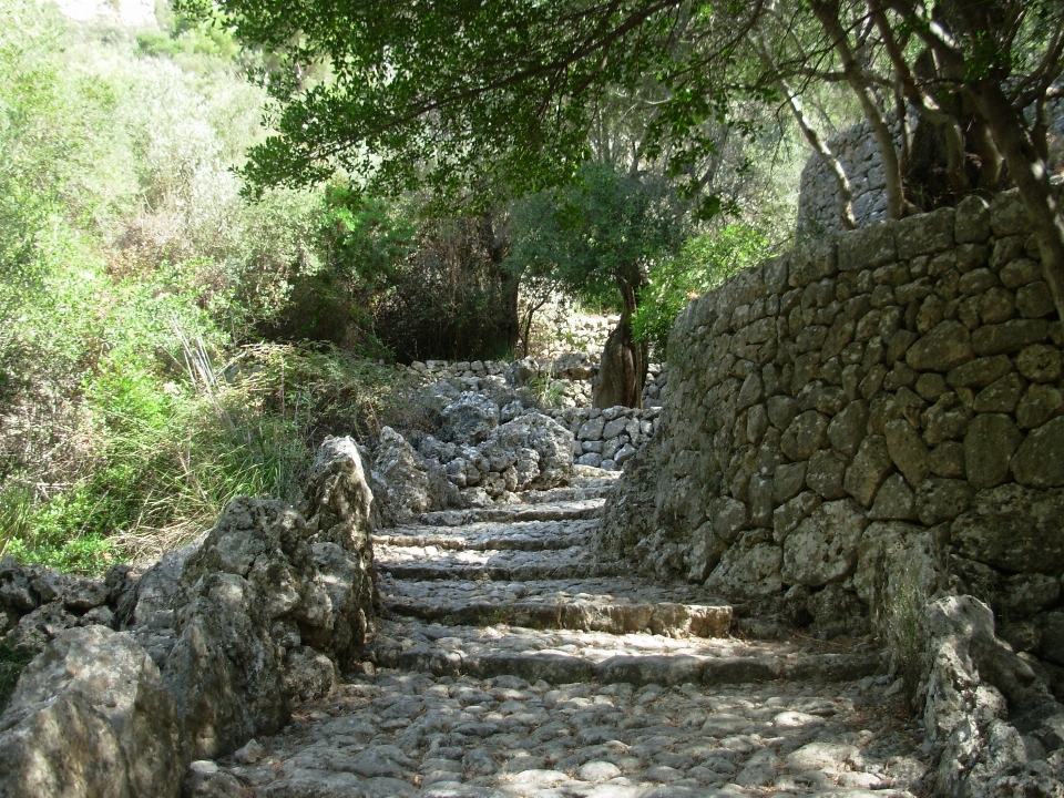 Path rock hiking trail