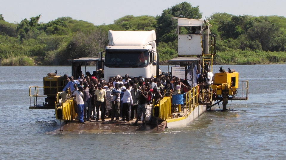 Bateau rivière transport véhicule