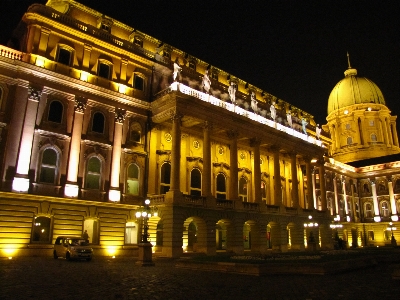 Foto Malam bangunan istana gedung opera
