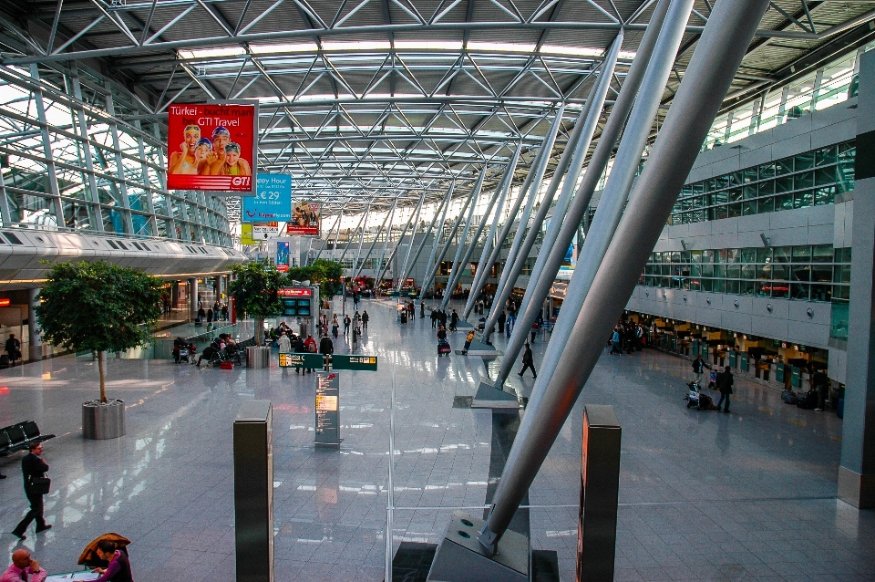 Arquitetura prédio aeroporto estação de trem
