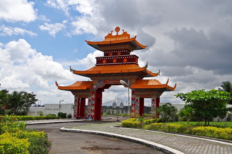 Bangunan menara agama budha tengara