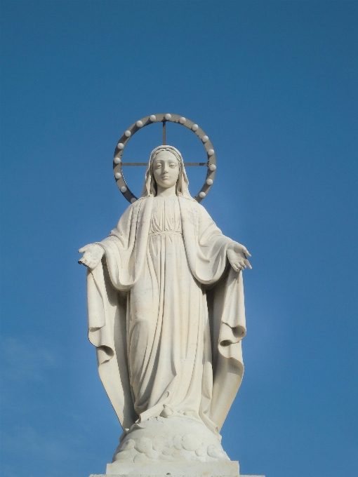 Céu branco monumento estátua