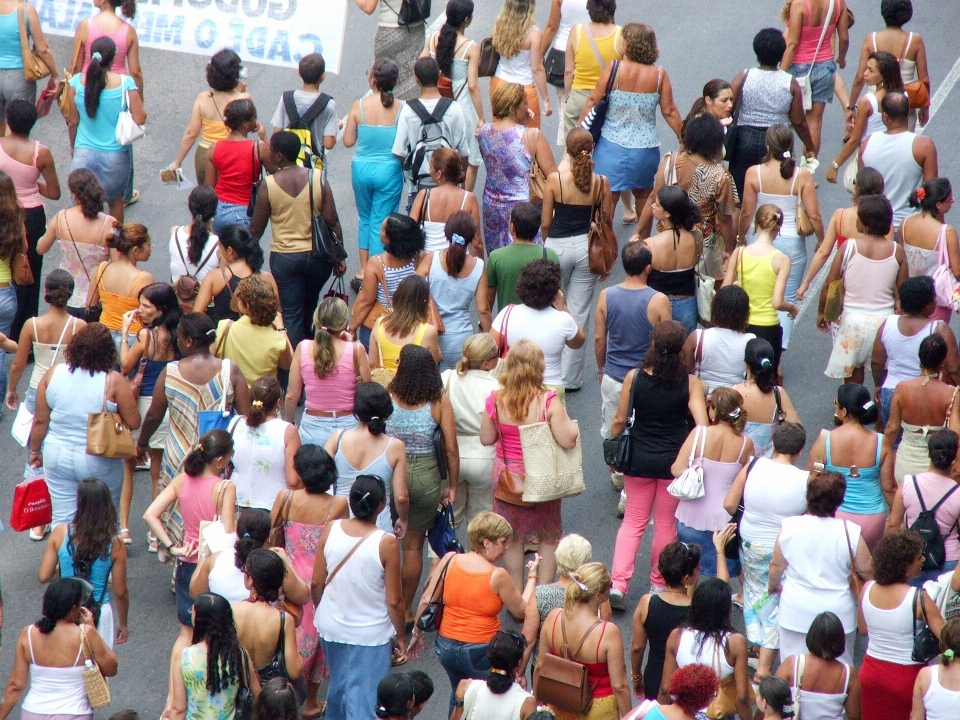 Andando pessoas rua cidade