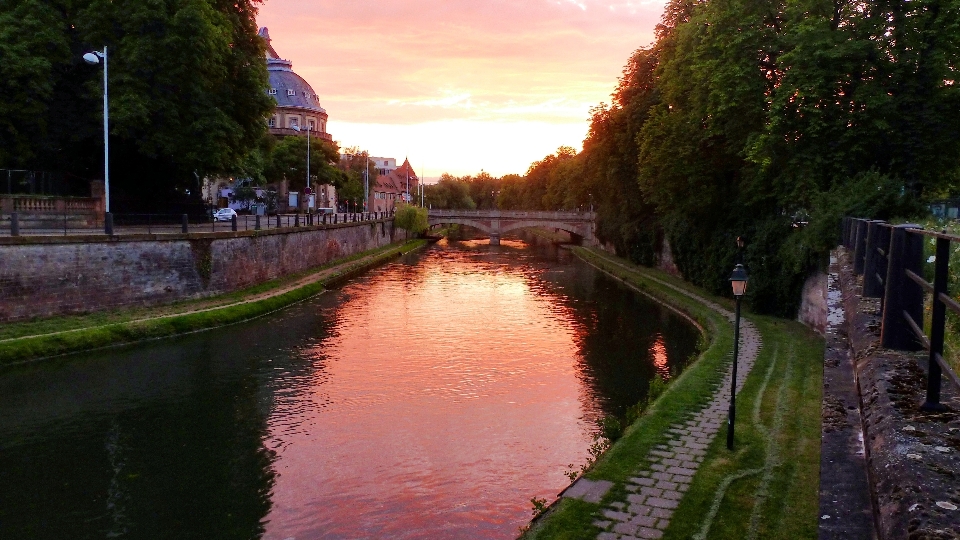 Eau coucher de soleil rue fleur