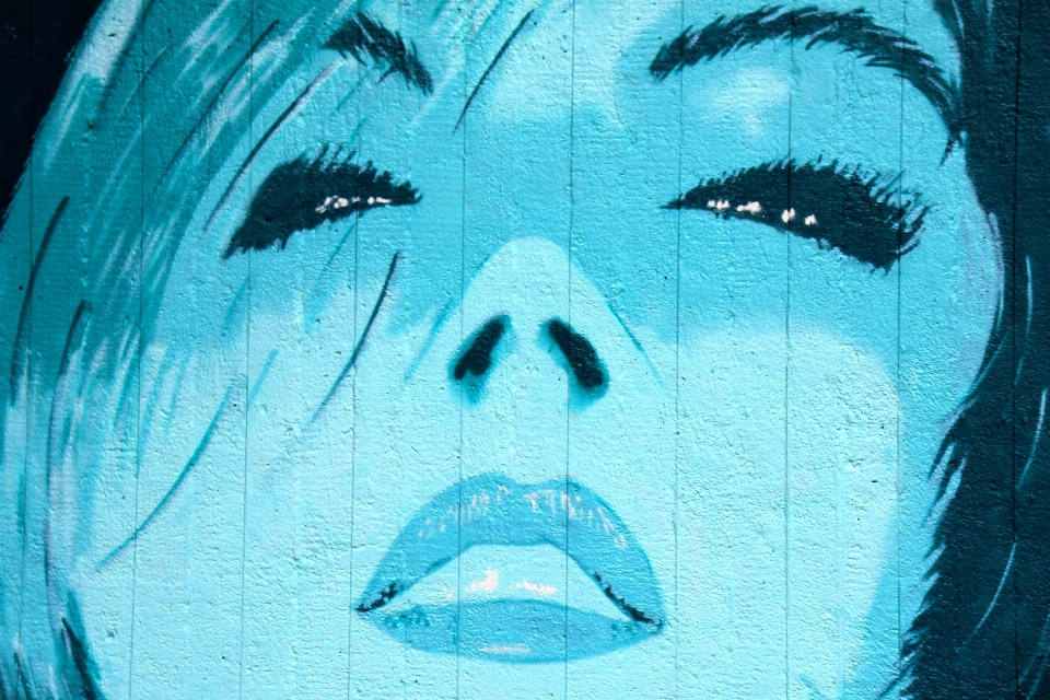 Femme couleur bleu graffiti